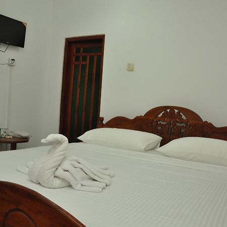 Hotel Sujatha Tourist Rest Dambulla Habitación foto