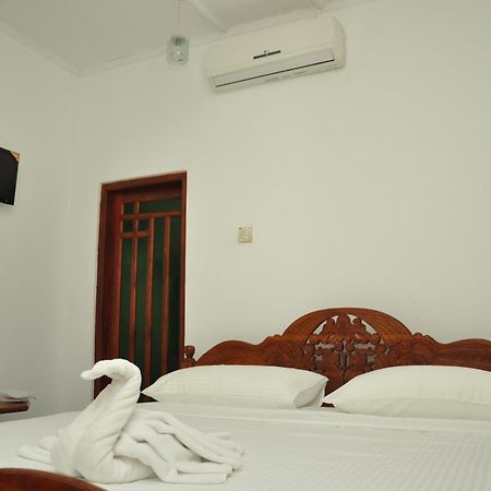 Hotel Sujatha Tourist Rest Dambulla Habitación foto