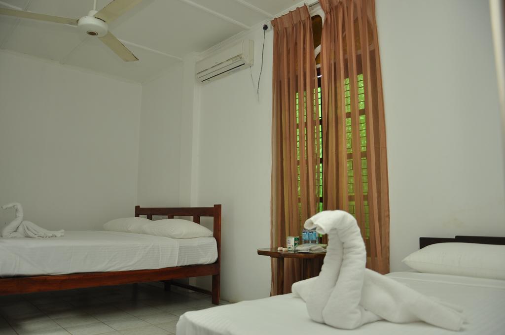 Hotel Sujatha Tourist Rest Dambulla Habitación foto
