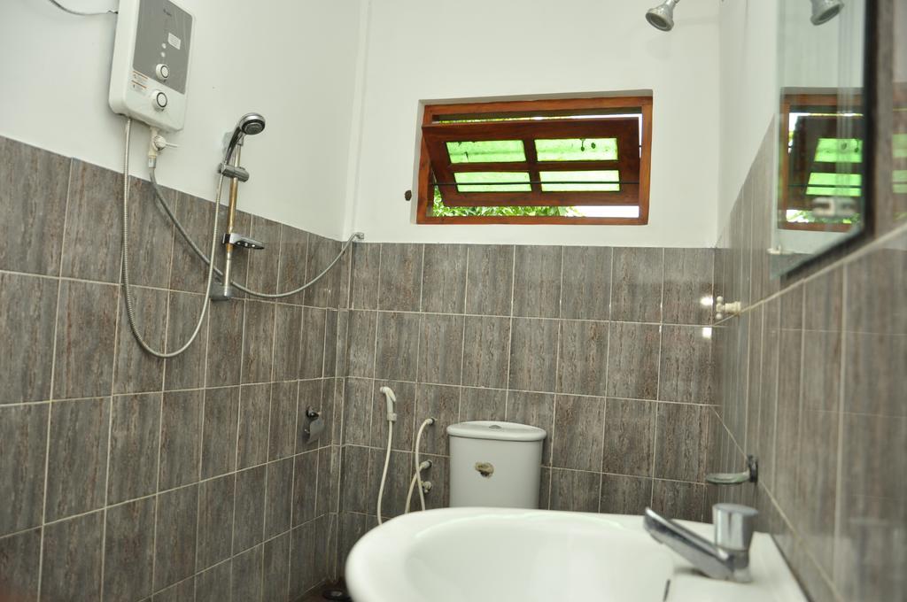 Hotel Sujatha Tourist Rest Dambulla Habitación foto