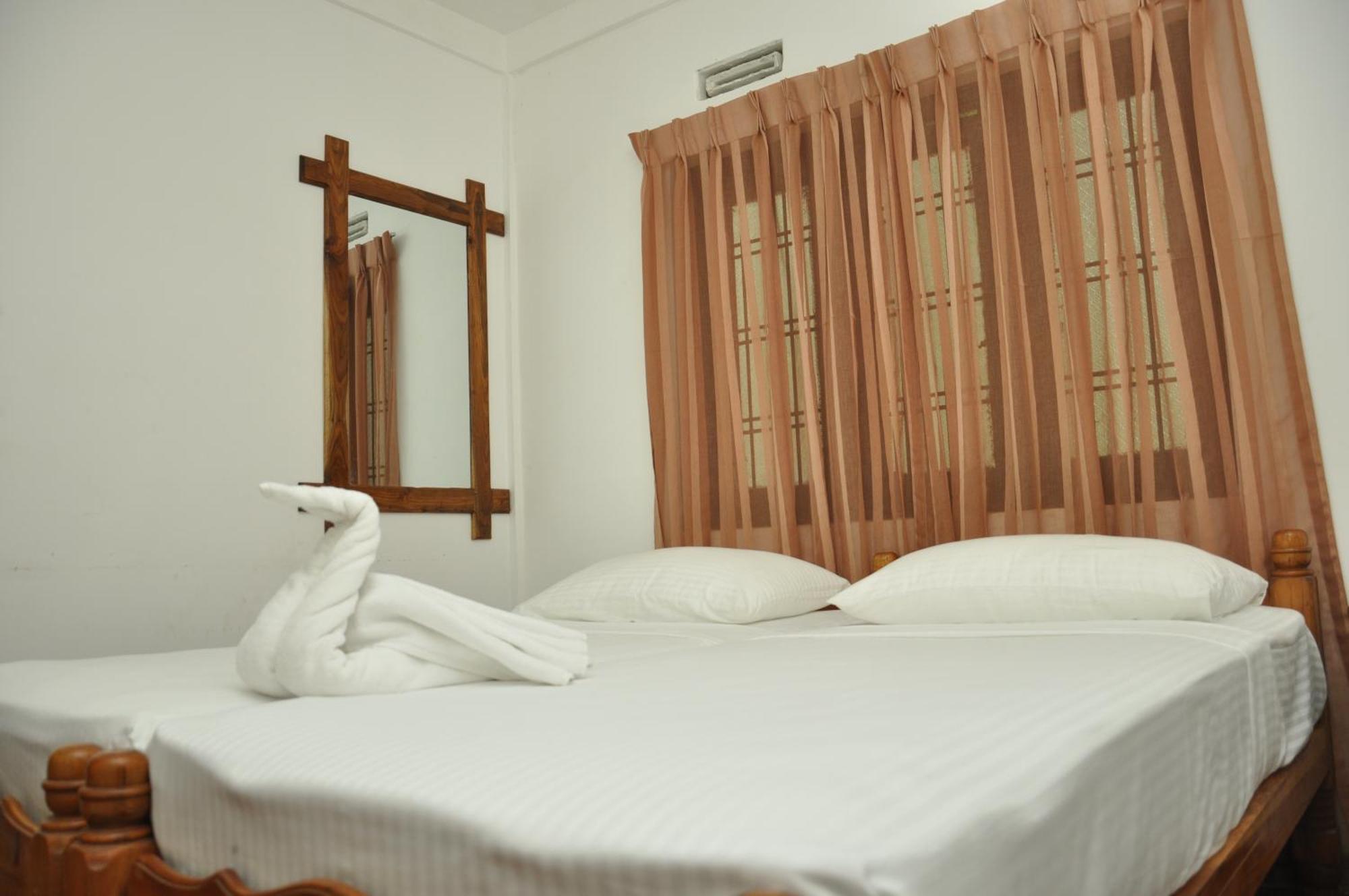 Hotel Sujatha Tourist Rest Dambulla Habitación foto