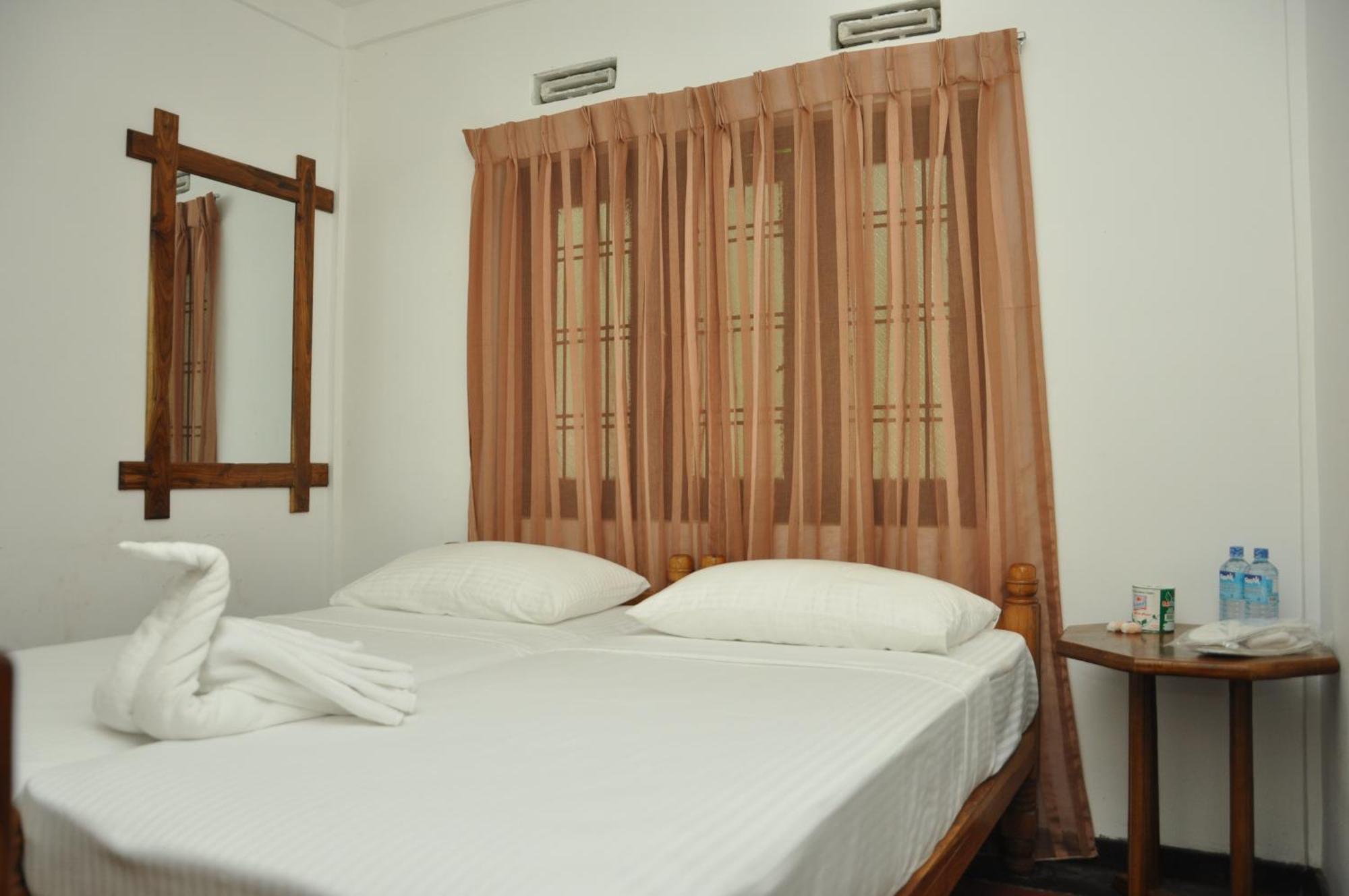 Hotel Sujatha Tourist Rest Dambulla Habitación foto