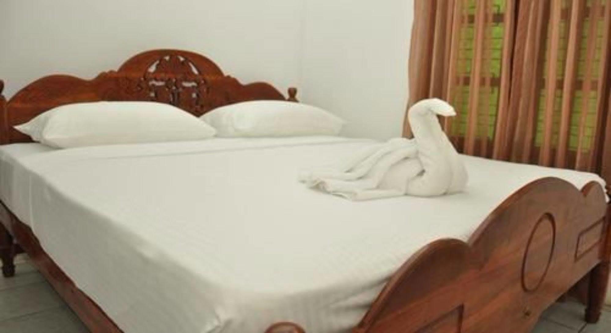 Hotel Sujatha Tourist Rest Dambulla Exterior foto
