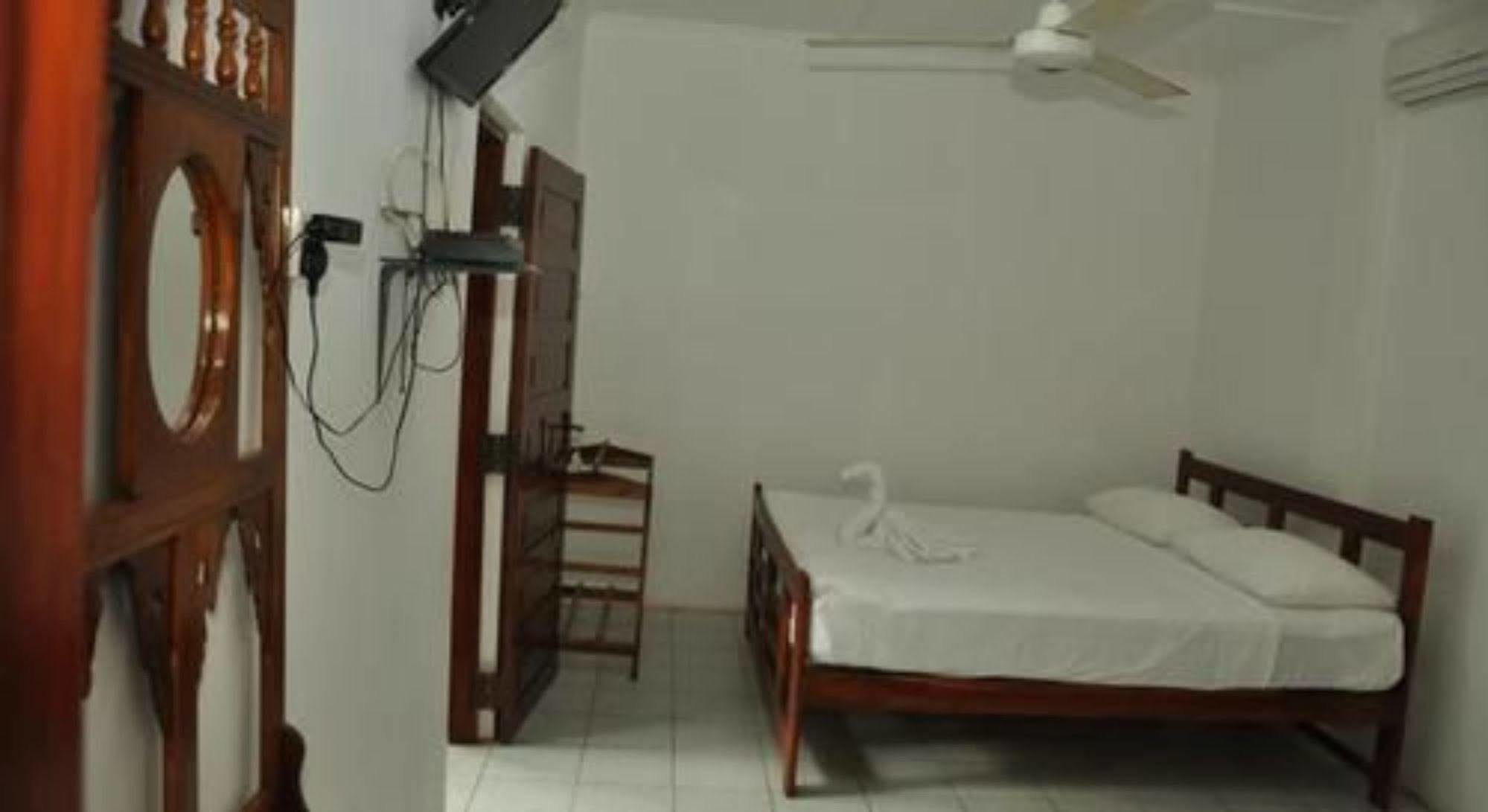 Hotel Sujatha Tourist Rest Dambulla Exterior foto